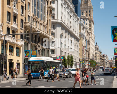 Überqueren von Gran Via, Madrid, Spanien Stockfoto