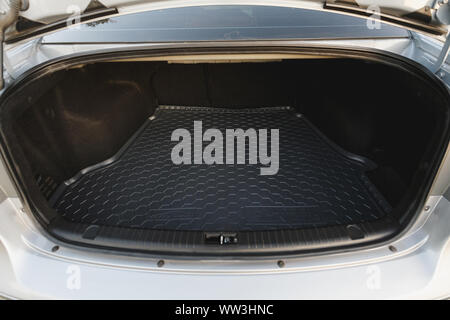 Auto Farbe grau mit offenen leer Trunk Stockfoto