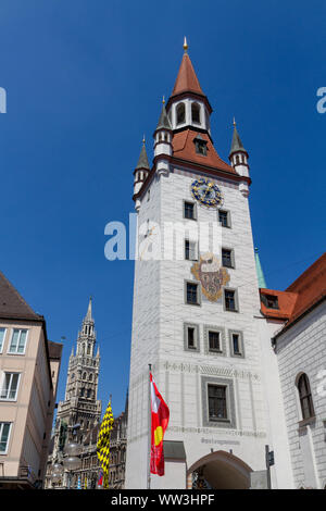 Blick auf den Turm des Alten Rathauses (mit dem Turm des Neuen Rathauses/Neues Rathaus) in München, Bayern, Deutschland. Stockfoto