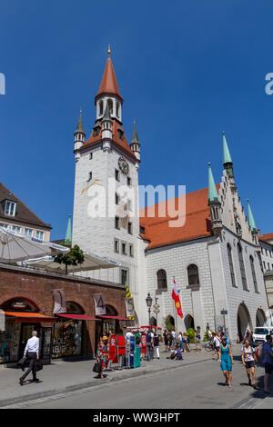 Blick auf den Turm des Alten Rathauses von Speise Markt (Viktualienmarkt) in München, Bayern, Deutschland. Stockfoto