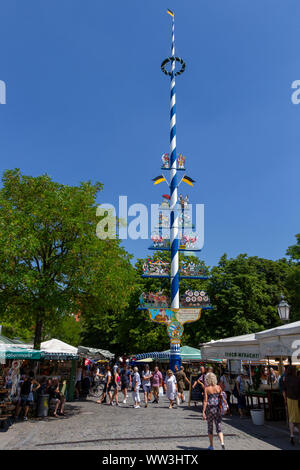 Allgemeine Ansicht der Maibaum auf dem Viktualienmarkt (Speise) in München, Bayern, Deutschland. Stockfoto