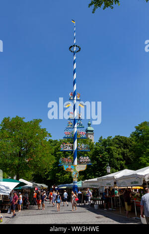 Allgemeine Ansicht der Maibaum auf dem Viktualienmarkt (Speise) in München, Bayern, Deutschland. Stockfoto