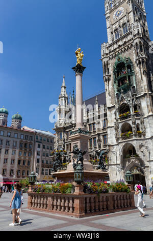 Die Mariensäule mit dem Neuen Rathaus (Neues Rathaus) vom Marienplatz in München, Bayern, Deutschland gesehen. Stockfoto