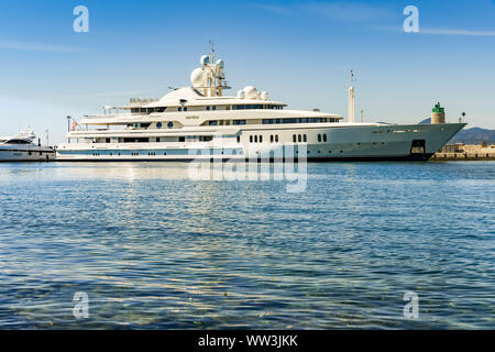 CANNES, Frankreich - April 2019: Die superyacht Montkaj im Hafen Pierre Canto Hafens in Cannes Anker. Stockfoto