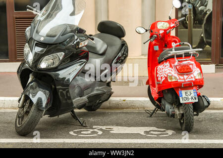 SAN RAPHAEL, Frankreich - April 2019: Motorrad und Motorroller in einem ausgewiesenen Parkplatz geparkt auf einer Straße in San Raphael. Stockfoto