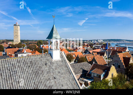 Antenne in der Nähe der Westerkerk Kirche Kirchturm mit Hahn Wetterfahne in West-Terschelling Stadt, Niederlande. Leuchtturm Brandaris, Hafen- und Hi Stockfoto