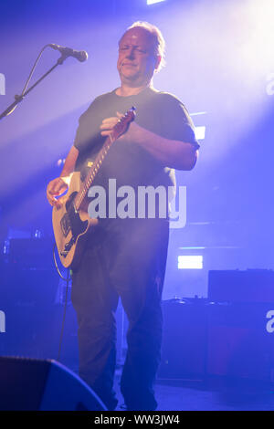 Bexhill-on-Sea, Großbritannien. 12 Sep, 2019. Bexhill-On-Sea, Großbritannien. Donnerstag, 12 September 2019. Pixies spielen eine ganz besondere Show auf der De La Warr Pavilion gibt Fans einen ersten Vorgeschmack auf ihr neues Album. Vor dem Beginn ihrer europäischen Tour. (L) Black Francis (Sänger und Gitarrist), Credit: Jason Richardson/Alamy leben Nachrichten Stockfoto