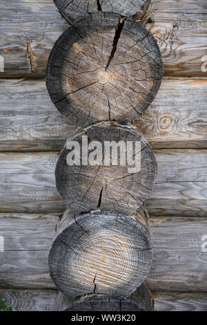 Protokolle von einem alten Holzhaus. Haus von Schnittholz, rundholz close-up Stockfoto