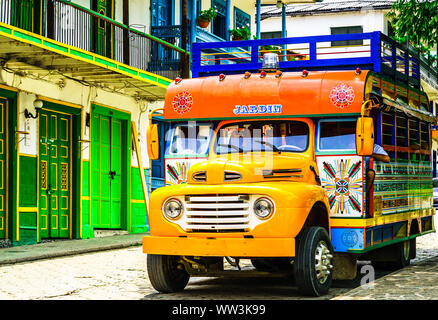 Blick auf die typischen bunten Chicken Bus in der Nähe von Jerico Antioquia, Kolumbien, Südamerika Stockfoto