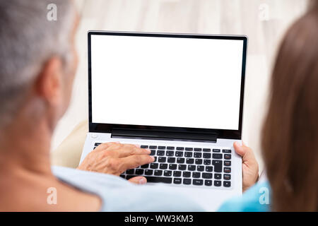 In der Nähe von ein Paar mit Laptop zu Hause Stockfoto