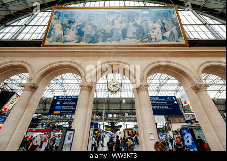 Paris, Frankreich, 14.Juli 2011: Weitwinkel Innenraum der Symbole "Gare de l'Est, SNCF-Bahnhof mit einer großen Gruppe von Menschen am Nachmittag pendeln Stockfoto