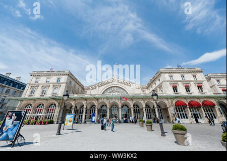 Paris, Frankreich, 14.Juli 2011: Weitwinkel von Pariser Gare de l'Est mit Silhouette von Menschen betreten die ikonischen Gebäude Stockfoto