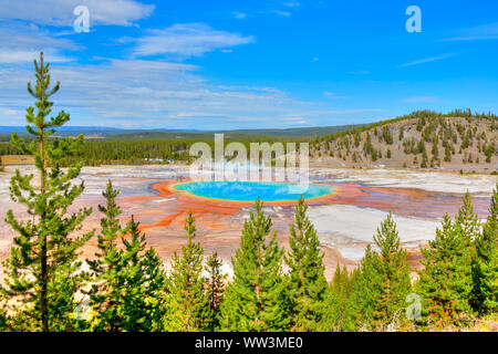 Grand Prismatic Spring, die größte heiße Quelle des Yellowstone National Park, ist 200-330 Meter im Durchmesser und mehr als 121 Meter tief. Stockfoto