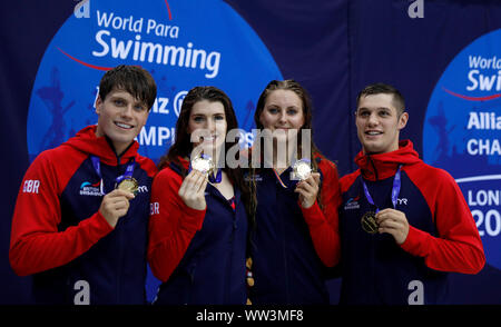 In Großbritannien Thomas Hamer, Jessica-Jane Applegate, Bethany Firth und Reece Dunn pose mit Goldmedaille nach dem Gewinn der Gemischten 4 Tag vier der Welt Para Schwimmen Allianz Meisterschaften über 100 m Freistil S14 an der London Aquatic Centre, London. Stockfoto