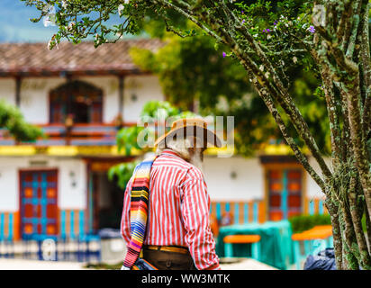 Mann mit einem Sombrero und gefaltete Poncho über der Schulter im kolonialen Dorf Jardin, Kolumbien Stockfoto