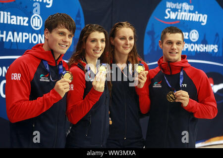 London, Großbritannien. 12 Sep, 2019. Großbritannien Die 4 x 100 m Mixed Staffel S14 Team Thomas Hamer (1 l), Jessica Jane Applegate (2 l), Reece Dunn (2R) und Bethanien Firth (1R) pose mit ihren Goldmedaillen. Welt Para Schwimmen Allianz Meisterschaften 2019 Tag 4 an der London Aquatics Centre in London am Donnerstag, den 12. September 2019. Dieses Bild dürfen nur für redaktionelle Zwecke verwendet werden. Redaktionelle Verwendung nur, pic von Steffan Bowen/Andrew Orchard sport Fotografie/Alamy Live news Credit: Andrew Orchard sport Fotografie/Alamy leben Nachrichten Stockfoto