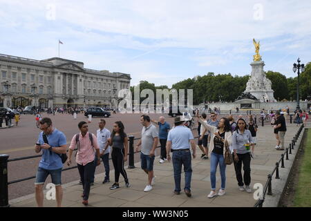 August 2019. Touristen vor dem Buckingham Palace und die berühmten Victoria Denkmal, Großbritannien Stockfoto