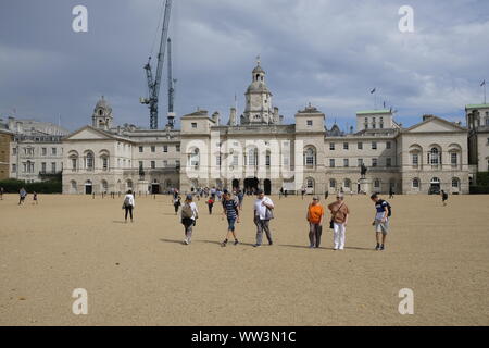 August 2019. Touristen zu Fuß durch London Horse Guard Parade, Großbritannien Stockfoto
