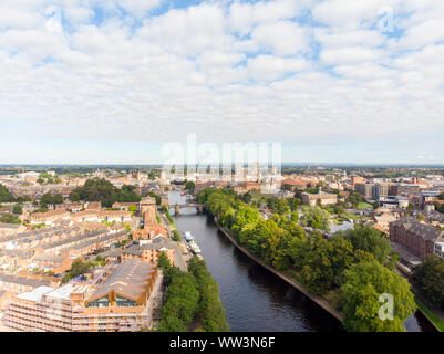 Luftaufnahme der Stadt York in North East England befindet und von der alten Römer, das Münster historische Kathedrale im Zentrum der Stadt gegründet. Stockfoto