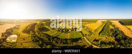 Antenne drone Ansicht der traditionellen ukrainischen Dorf. 180 Grad Panoramablick auf die Landschaft des ländlichen Raumes, Verkhni Hai Dorf, der westlichen Ukraine. Stockfoto