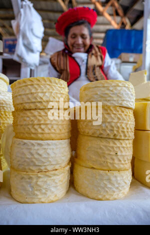 Peruanische Frauen, peruanischer Lebensmittelmarkt, Käsestand, Käsemacher auf dem San Pedro Markt in der Stadt Cusco/Cuzco, Peru Stockfoto