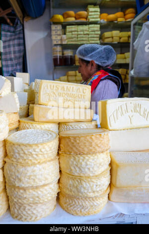 Peruanischer Lebensmittelmarkt, Käsestände, Cheesemonger im San Pedro Markt in der Stadt Cusco/Cuzco im Heiligen Tal, Peru Stockfoto