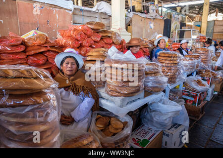 Peruanische Frauen in Peru Lebensmittelmarkt, Händler Stände verkaufen verschiedene Arten von Brot, San Pedro Markt, Heilige Tal Stadt Cusco / Cuzco, Peru Stockfoto