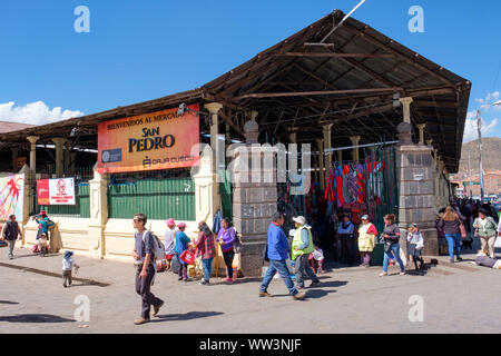 Perumarkt, Blick auf die Straße von San Pedro Markteingang, Heilige Tal Stadt Cusco, Peru Stockfoto