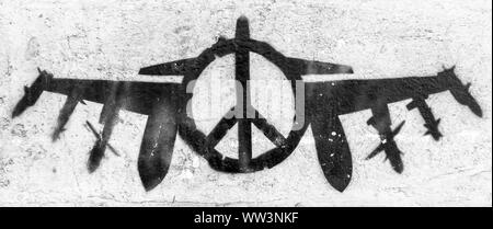 Peace Symbol mit Bomber auf grunge Wand. Ideal für Ihre kreative Kunstwerke. Stockfoto