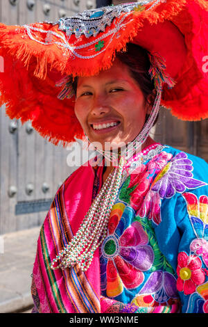 Peru Frauen, Porträt einer jungen peruanischen Ureinwohner in traditioneller Tracht, traditionelle Trachten lächelnd in die Kamera, Cusco, Peru Stockfoto