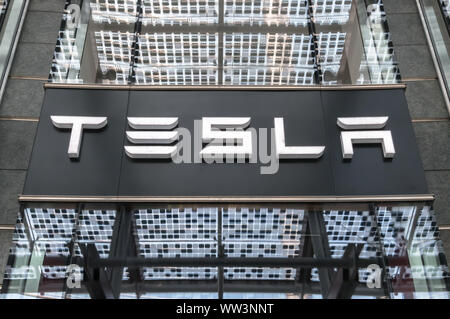 Tesla Motors in Piazza Gae Aulenti Square in Mailand, Italien, 2. Juni 2019. Stockfoto