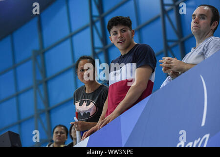 LONDON, VEREINIGTES KÖNIGREICH. 12 Sep, 2019. Alice Tai's mom (2. links) und ihr Bruder - Christian Tai (2. rechts) Ihr während Tag vier von 2019 Welt Para Schwimmen Allianz Meisterschaften bei London Aquatics Center am Donnerstag unterstützt wurden, 12. September 2019. LONDON ENGLAND. Credit: Taka G Wu/Alamy leben Nachrichten Stockfoto