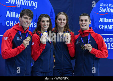 LONDON, VEREINIGTES KÖNIGREICH. 12 Sep, 2019. Die Großbritannien Relais Team - von links in Großbritannien Thomas Hamer, Jessica-Jane Applegate, Bethany Firth und Reece Dunn pose mit Goldmedaille nach dem Gemischten 4 x 100 m Freistilstaffel S14 Final bei Tag vier von 2019 Welt Para Schwimmen Allianz Meisterschaften bei London Aquatics Center am Donnerstag, den 12. September 2019. LONDON ENGLAND. Credit: Taka G Wu/Alamy leben Nachrichten Stockfoto