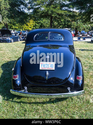 HICKORY, NC, USA-7 SEPT 2019: Ein schwarzer 1940er Ford Coupe bei einem antiken Auto Show. Stockfoto
