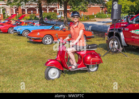 HICKORY, NC, USA-7 SEPT 2019: ein Frau nimmt an einer Antique Car Show auf Ihrem Oldtimer Vespa Motorroller. Stockfoto