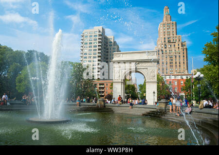 NEW YORK CITY - 15. AUGUST 2017: Menschen Abkühlung an einem heißen Sommertag am Washington Square Park Brunnen, im Jahr 2009 zog sie mit dem Bogen auszurichten. Stockfoto