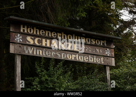 Wintersportgebiet Holz- Zeichen für das Dorf und Skigebiet Schanze in der deutschen Region Sauerland Stockfoto