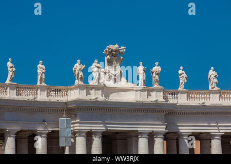 Detail der Chigi Wappen und die Statuen der Heiligen, die Krone der Kolonnaden von St. Peter Platz 1667 auf den Vatikan Stadt gebaut Stockfoto