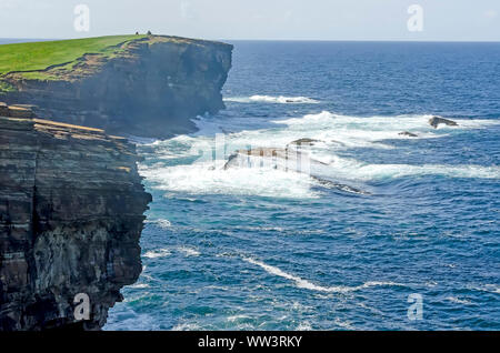 Yesnaby Klippen sind spektakuläre Alten roten Sandsteinfelsen auf der westlichen Atlantikküste von Orkney Festland Schottland Stockfoto