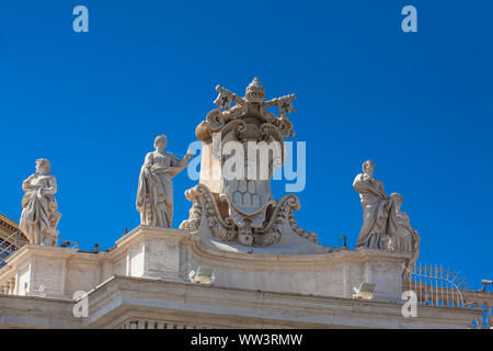 Detail der Chigi Wappen und die Statuen der Heiligen, die Krone der Kolonnaden von St. Peter Platz 1667 auf den Vatikan Stadt gebaut Stockfoto