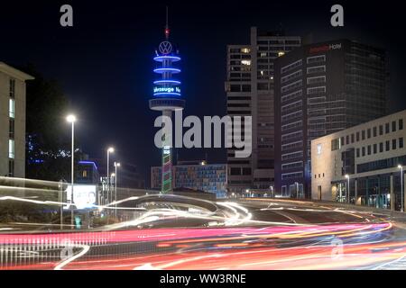 Hannover, Deutschland. 12 Sep, 2019. Die VW-Tower, ein ehemaliger Fernsehturm Spitznamen "Telemoritz', ist in den Farben der EMO Hannover beleuchtet. Credit: Sina Schuldt/dpa/Alamy leben Nachrichten Stockfoto