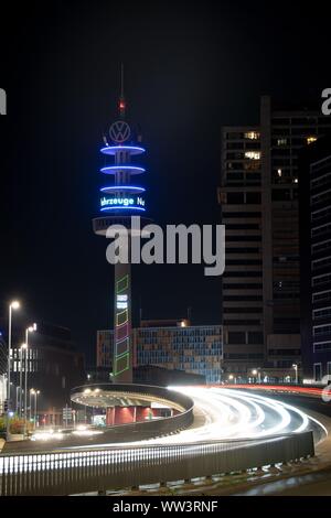Hannover, Deutschland. 12 Sep, 2019. Die VW-Tower, ein ehemaliger Fernsehturm Spitznamen "Telemoritz', ist in den Farben der EMO Hannover beleuchtet. Credit: Sina Schuldt/dpa/Alamy leben Nachrichten Stockfoto