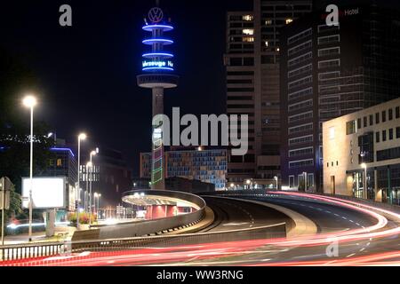 Hannover, Deutschland. 12 Sep, 2019. Die VW-Tower, ein ehemaliger Fernsehturm Spitznamen "Telemoritz', ist in den Farben der EMO Hannover beleuchtet. Credit: Sina Schuldt/dpa/Alamy leben Nachrichten Stockfoto