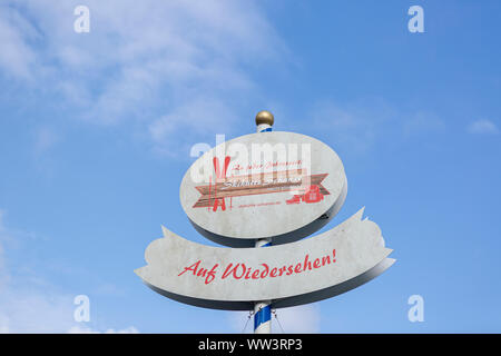 Schild mit dem Wort "Auf Wiedersehen in deutscher Sprache im Skigebiet von Sauerland vor blauem Himmel Stockfoto