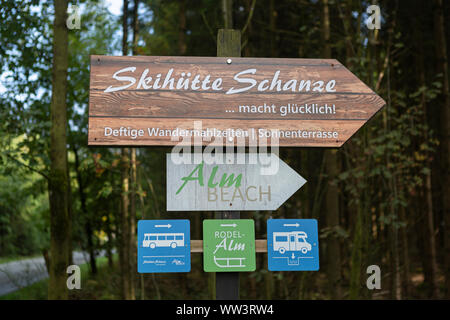 Zeichen, die auf einer Skihütte in der Region Sauerland in Schanze Stockfoto