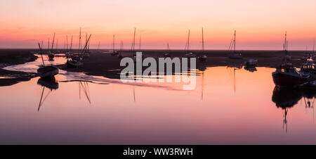 Ein Sommer Sonnenaufgang über dem Hafen an der Brunnen neben dem Meer, Norfolk Stockfoto