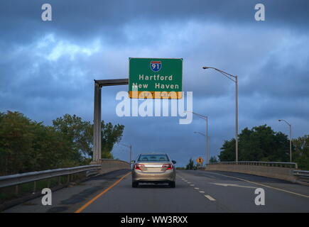 East Hartford, CT USA. Sep 2019. Interstate 91 autobahnzeichen und ein Zusammenführen von Auto. Ich 91 bietet neue England north south Reisen nach Connecticut Ri Stockfoto