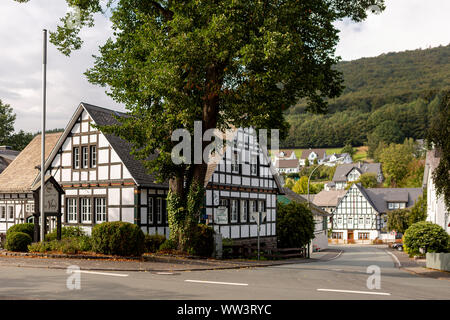 Dorfzentrum von Grafschaft mit der typischen Architektur Fachwerk Vakwerk Wohnungen im Sauerland in Deutschland Stockfoto