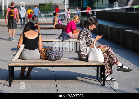 Montreal, Kanada. Apr 2019. Kanadier, um Ihre Telefone an so einem schönen Tag im Park geklebt. Stockfoto