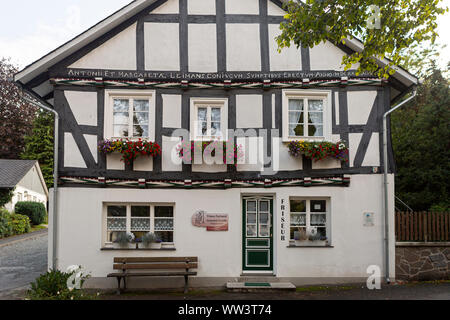 Typische Architektur Fachwerk Vakwerk Wohnungen im Sauerland in Deutschland Stockfoto